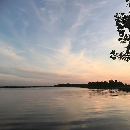 Over Lake Моникендам Екстериор снимка