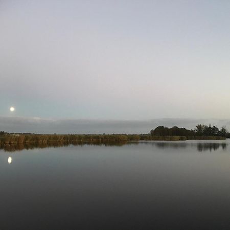 Over Lake Моникендам Екстериор снимка