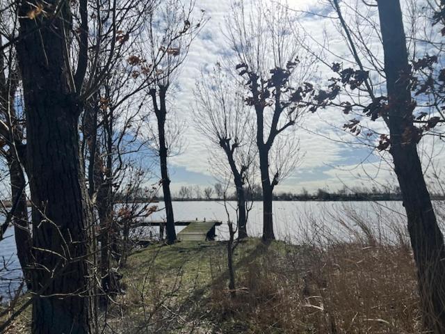 Over Lake Моникендам Екстериор снимка
