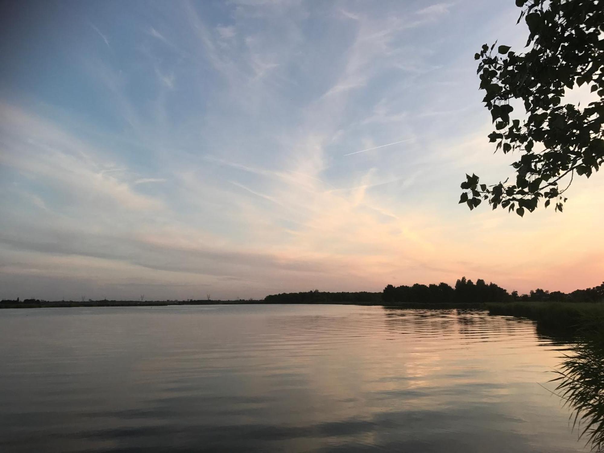 Over Lake Моникендам Екстериор снимка