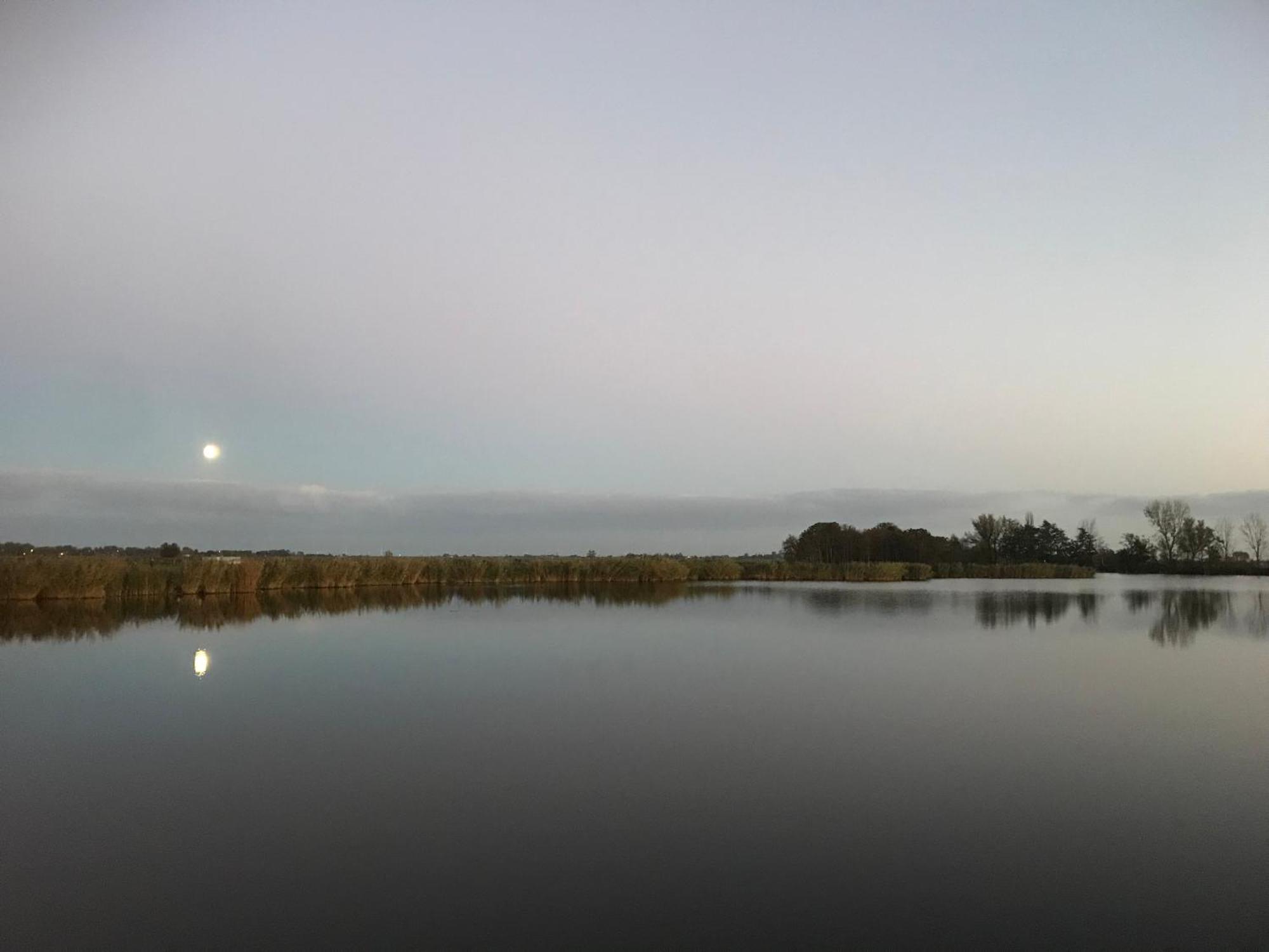 Over Lake Моникендам Екстериор снимка